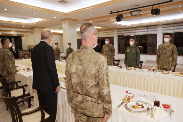 Başkan Recep Tayyip Erdoğan Mehmetçik'le iftarda!